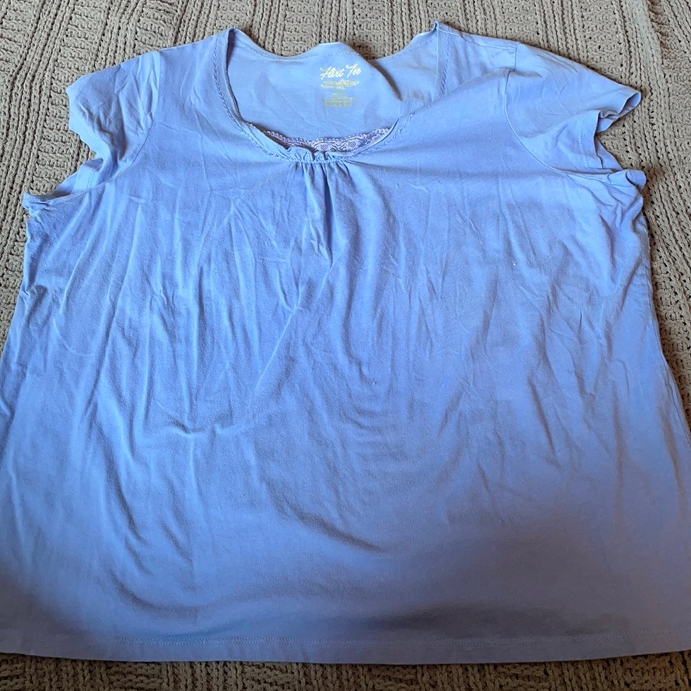Avenue tee. Size 22/24. Lace neckline trim.